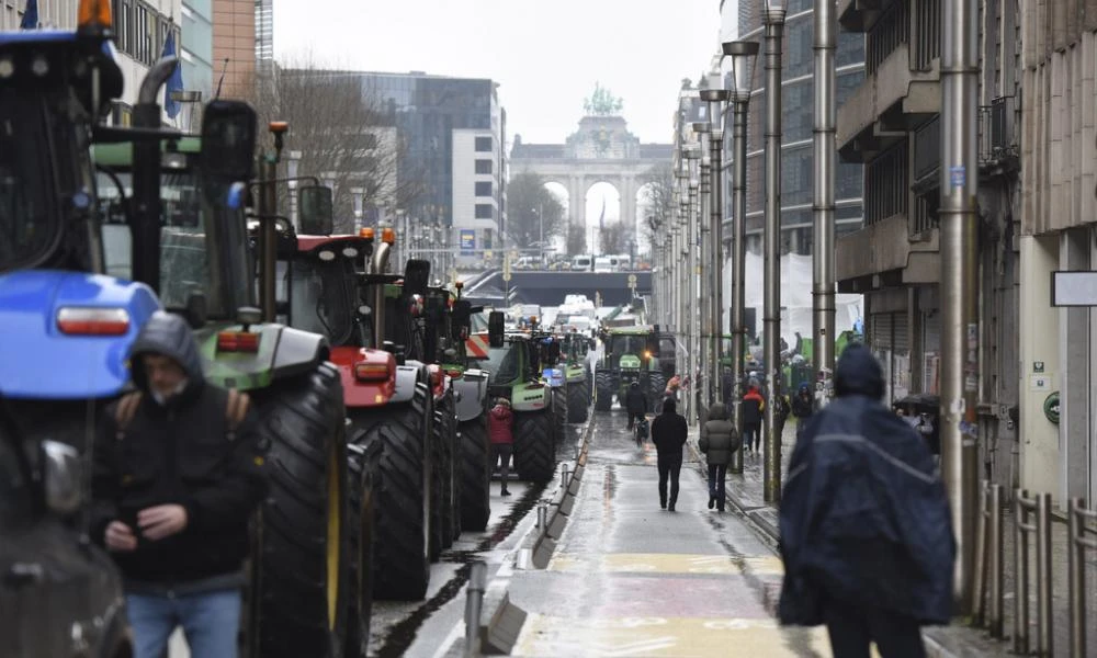Πεδίο μάχης οι Βρυξέλλες: Αγρότες «υποδέχθηκαν» με τρακτέρ και αυγά τους υπουργούς Γεωργίας της ΕΕ